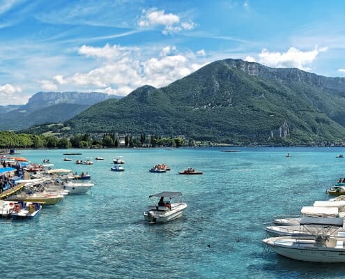 Plaisance sur le lac d'Annecy en bateau