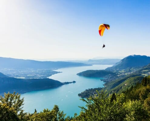 Parapente au dessus du lac d'Annecy